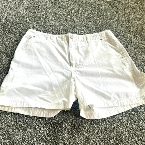 White Gloria Vanderbilt shorts - Picture 1 of 2
